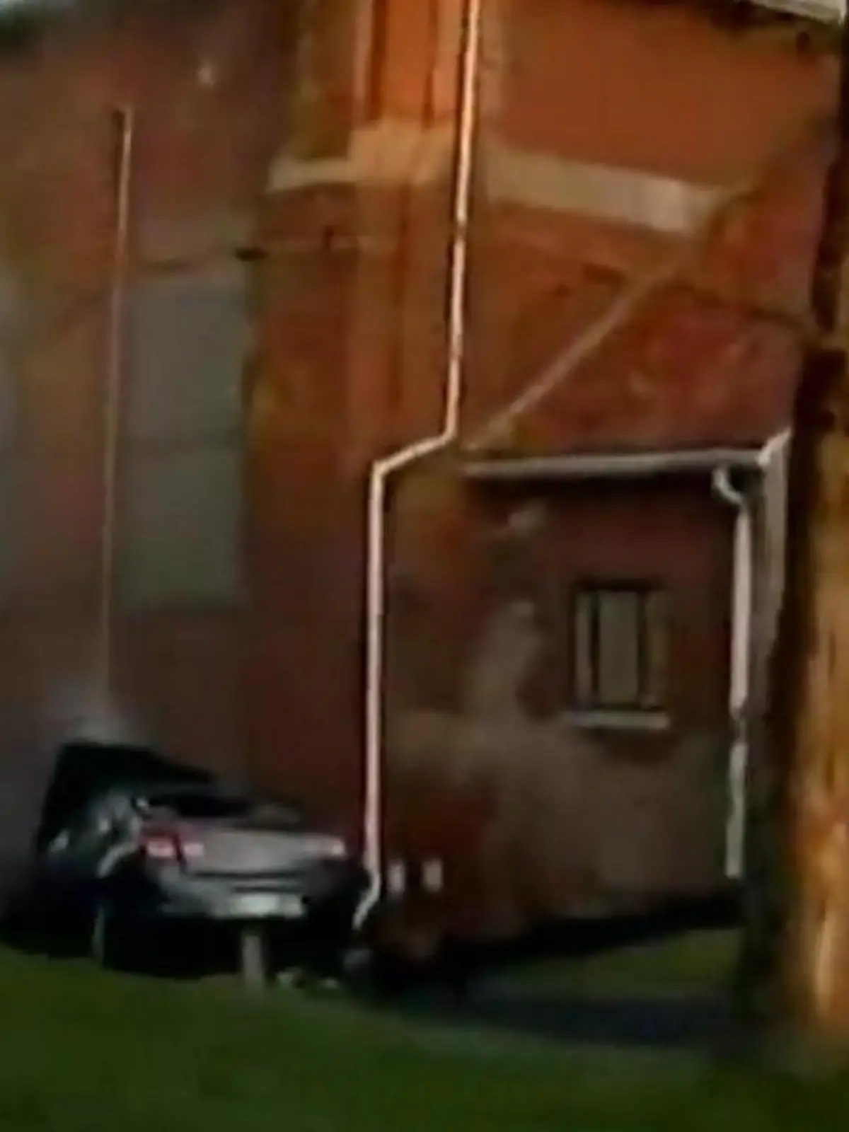 Bild zu: "Vater entführt eigenes Baby mit Auto – und rast in Kirche!"