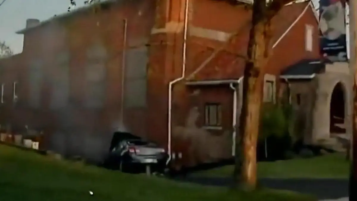 Vater entführt eigenes Baby mit Auto – und rast in Kirche! Er zwingt Mutter aus dem Wagen