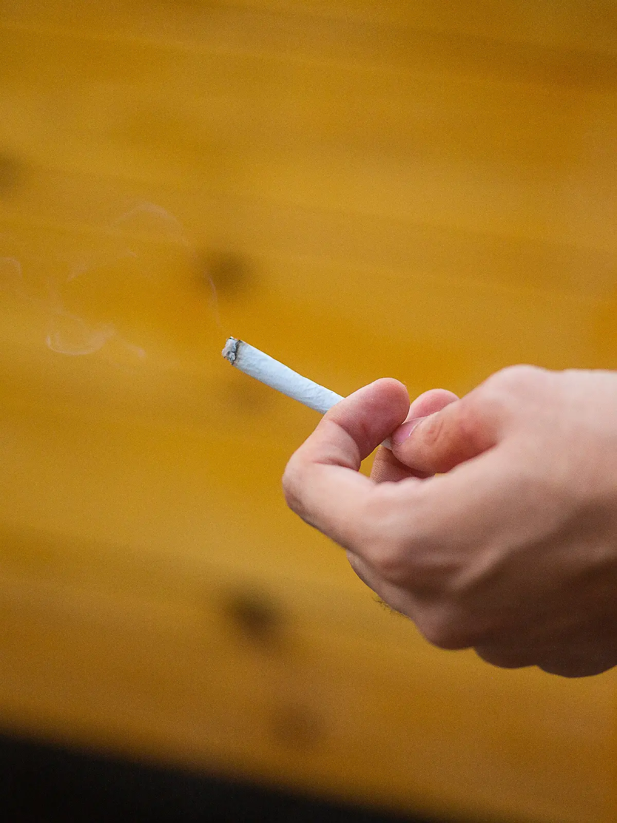 Ein Mann hält eine Zigarette in der Hand. (zu dpa: «Zigarette mit gefährlicher Substanz - drei Menschen kollabieren») +++ dpa-Bildfunk +++