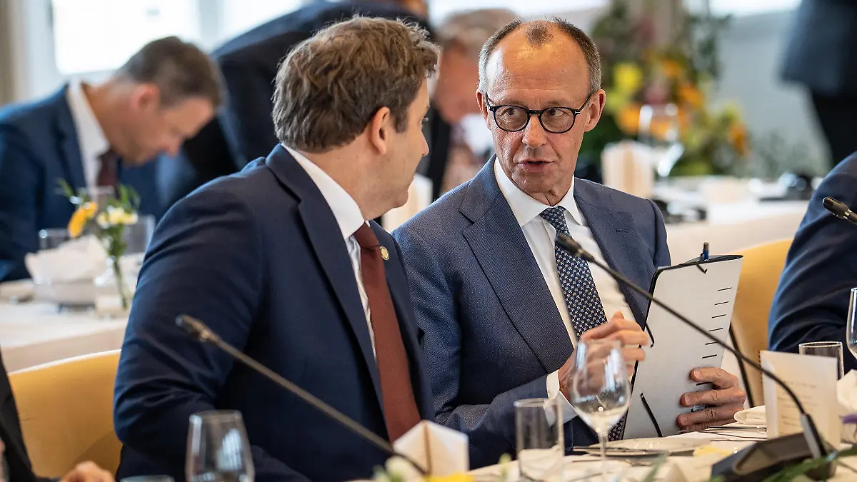Bundeskanzler Friedrich Merz (3.v.l.) mit Bundesfinanzminister Lars Klingbeil (2.v.l.) und Verteidigungsminister Boris Pistorius (links) und Außenminister Johann Wadephul während der Regierungskonsultationen in Schloss Herrenhausen