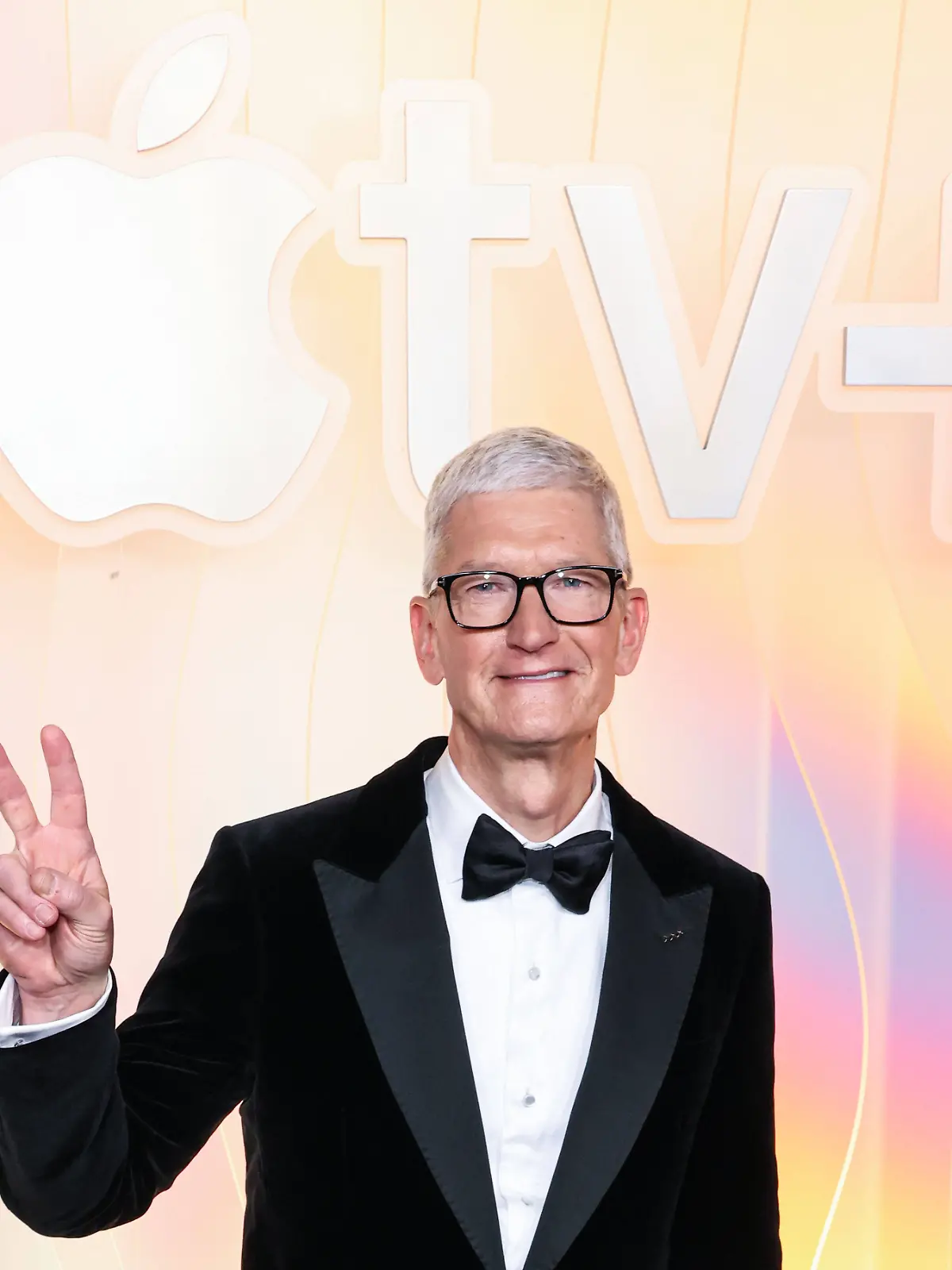 Apple TV s 77th Annual Primetime Emmy Awards Party CEO of Apple Tim Cook Timothy Donald Cook arrives at Apple TV s 77th Annual Primetime Emmy Awards Party held at Ysabel in West Hollywood, Los Angeles, California, United States. Ysabel, West Hollywood, Los Angeles, California, USA California United States PUBLICATIONxNOTxINxFRA Copyright: xImagexPressxAgencyx originalFilename: collin-appletvs250915_nps3w.jpg