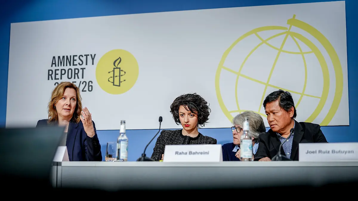 ACHTUNG: SPERRFRIST 21. APRIL 01:01 UHR. ACHTUNG SPERRFRIST FÜR DEN 21.04. UM 01.01 UHR - 20.04.2026, Berlin: Julia Duchrow, Generalsekretärin der deutschen Sektion von Amnesty International, stellt den Jahresbericht von Amnesty International zur Lage der Menschenrechte weltweit neben Raha Bahreini und Joel Ruiz Butuyan vor. In dem Bericht wird eine Bilanz des Jahres 2025 zur Lage der Menschenrechte weltweit und nach einzelnen Ländern gezogen. (ACHTUNG SPERRFRIST für den 21.04. um 01.01 Uhr, frei zur Veröffentlichung in den gedruckten Ausgaben vom 21.04.2026) Foto: Kay Nietfeld/dpa +++ dpa-Bildfunk +++