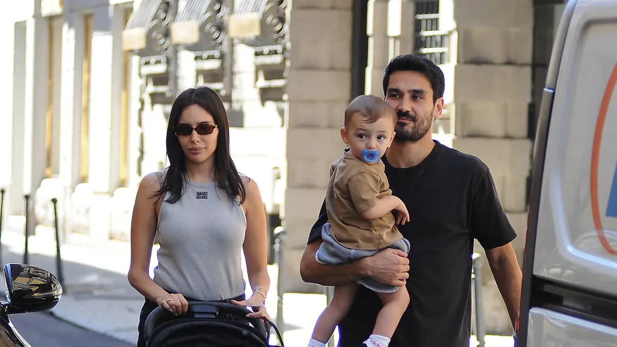 Milan: Milan, 09-09-2024 Ilkay Gundogan, captain of the German national team and Manchester City, after having lunch at Salumaio di Montenapoleone together with his wife Sara Arfaoui and little Kais, born 6 months ago in Milan, take a long walk through the streets of the center. Milan PUBLICATIONxINxGERxSUIxAUTxONLY - ZUMAp169 20240909_zea_p169_217 Copyright: xMimmoxCarrierox