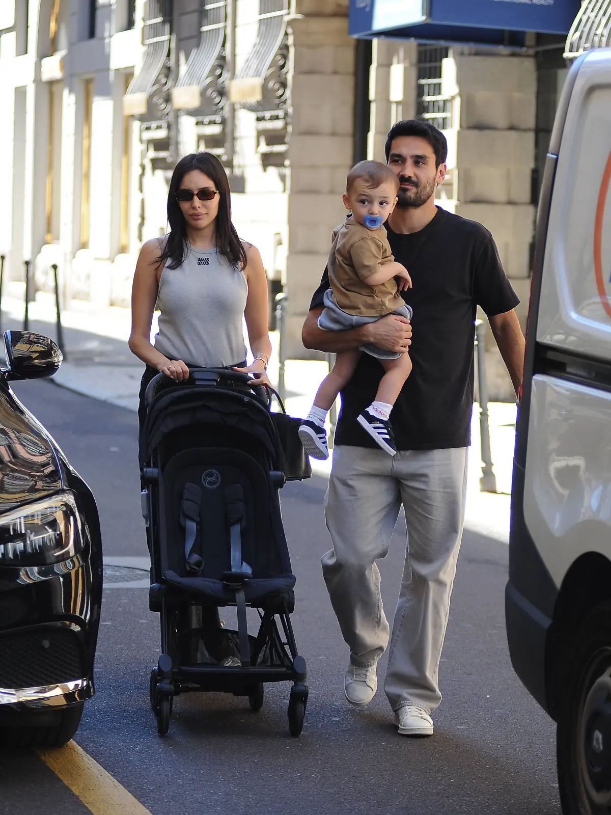 Milan: Milan, 09-09-2024 Ilkay Gundogan, captain of the German national team and Manchester City, after having lunch at Salumaio di Montenapoleone together with his wife Sara Arfaoui and little Kais, born 6 months ago in Milan, take a long walk through the streets of the center. Milan PUBLICATIONxINxGERxSUIxAUTxONLY - ZUMAp169 20240909_zea_p169_217 Copyright: xMimmoxCarrierox