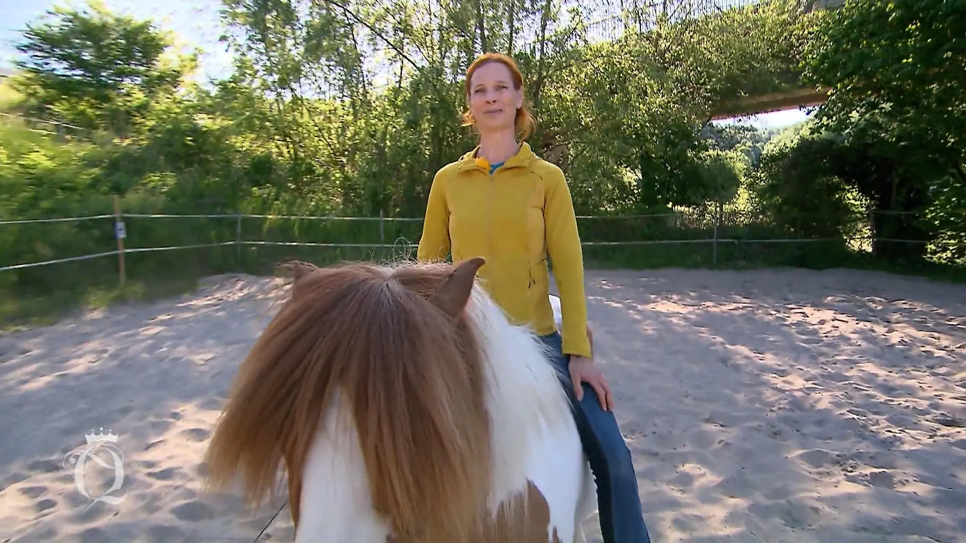 Julia will nicht nur auf dem Pferd, sondern auch auf dem Laufsteg eine gute Figur machen Sicher im Sattel