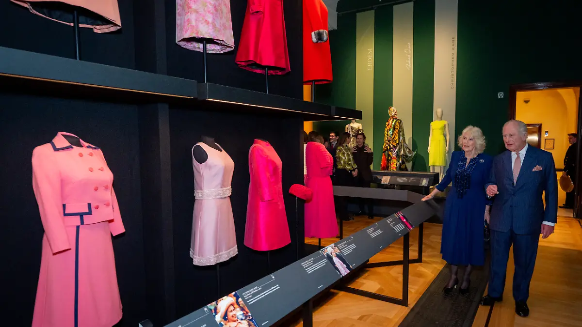 Adel: Charles und Camilla besuchen die Ausstellung „Queen Elizabeth II: Her Life in Style“ in der King’s Gallery in London