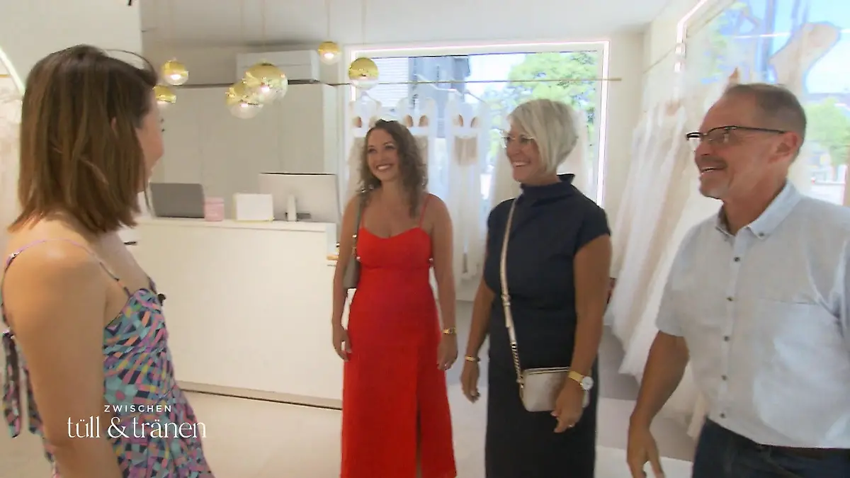 Magdalena will mit ihren Eltern das große Kleid finden Eingeflogen aus Kanada