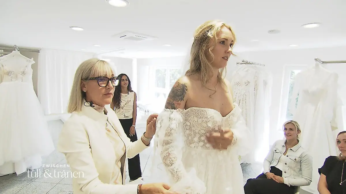 Finden Julia und ihre Mutter doch noch ein Kleid, das beide überzeugt? Weniger ist mehr?