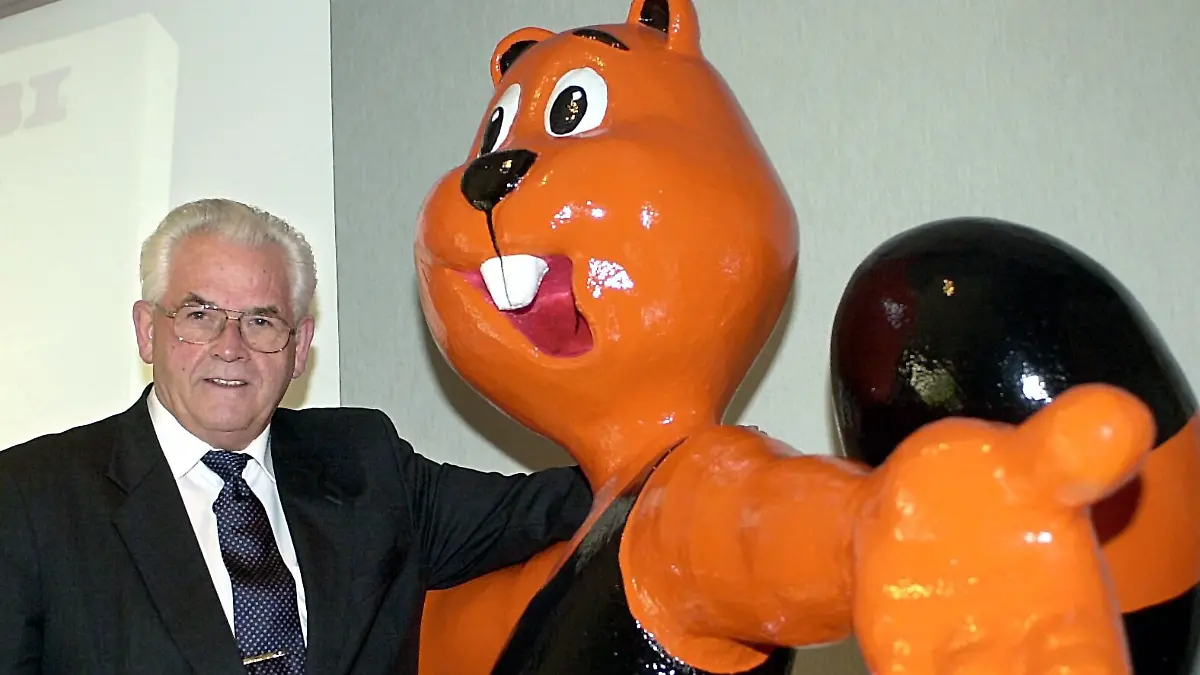 Der Mitbegründer der OBI Bau- und Heimwerkermärkte, Manfred Maus, Seite an Seite mit dem OBI-Biber.