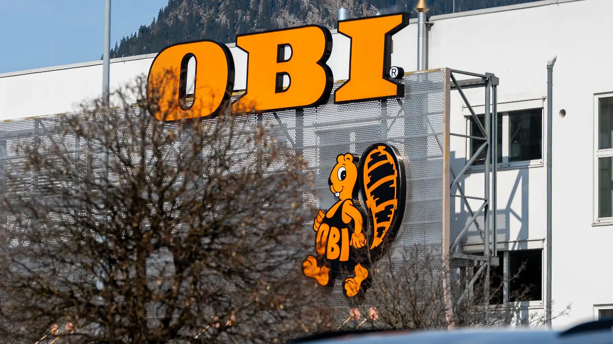 OBI Baumarkt Filiale mit großem Logo an der Fassade eines Gebäudes