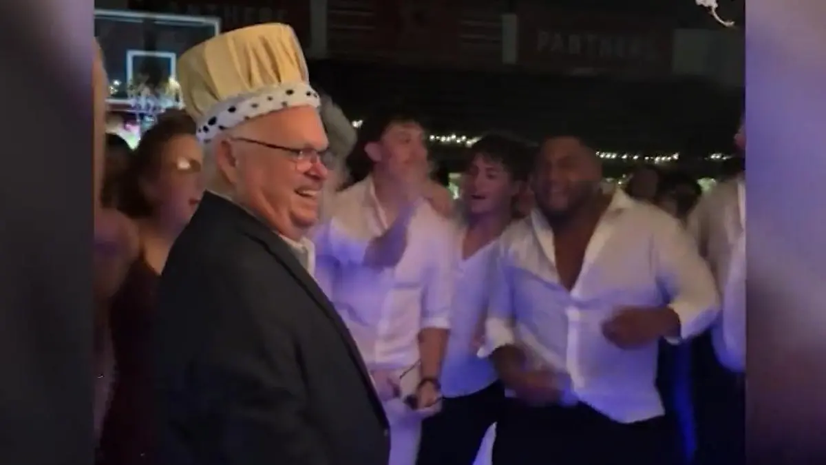 Vom Helden zum König! Schuldirektor verhindert Amoklauf – SO ehren seine Schüler ihn Bewegende Momente am Abschlussball