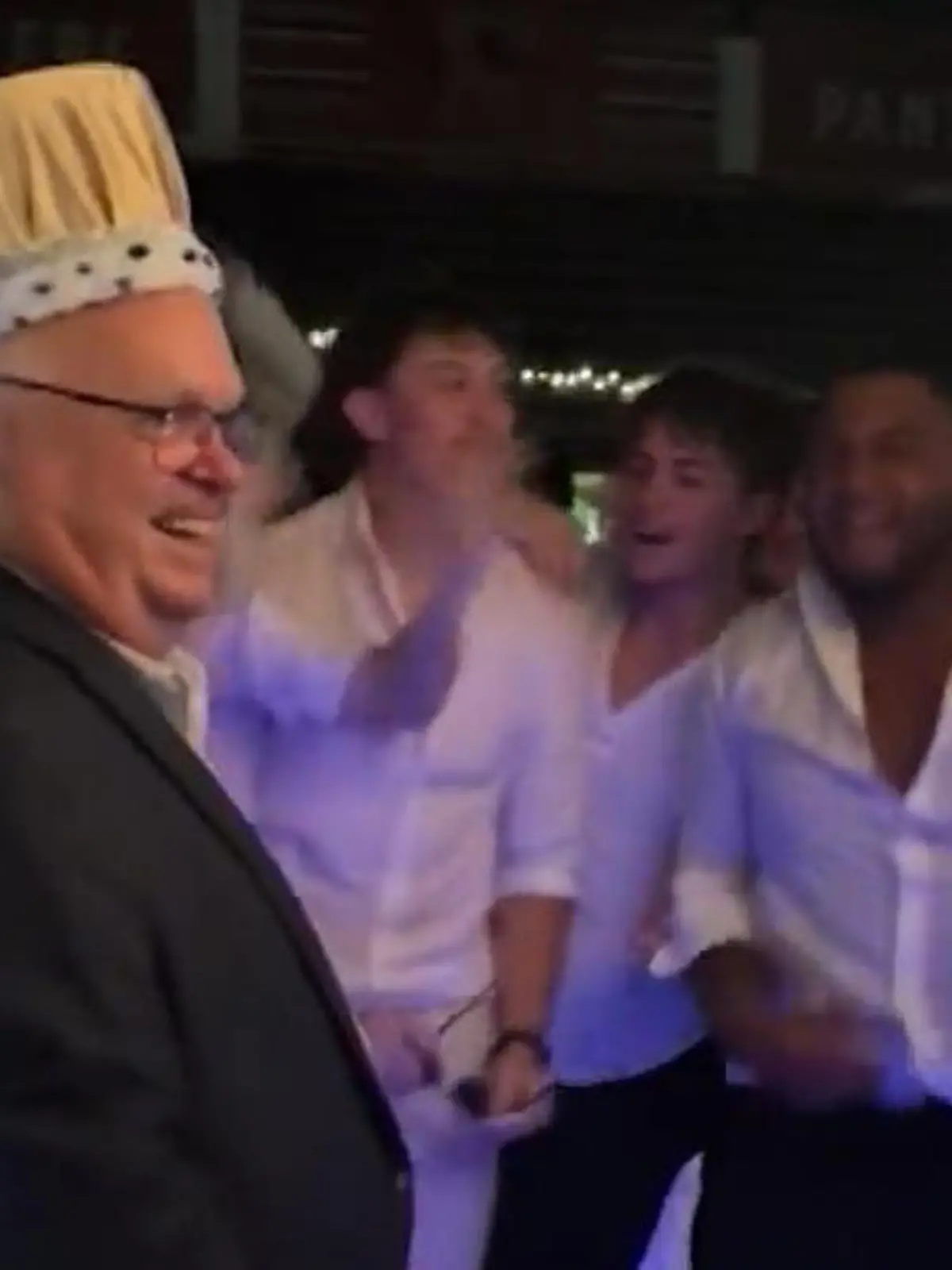 Bild zu: "Vom Helden zum König! Schuldirektor verhindert Amoklauf – SO ehren seine Schüler ihn"