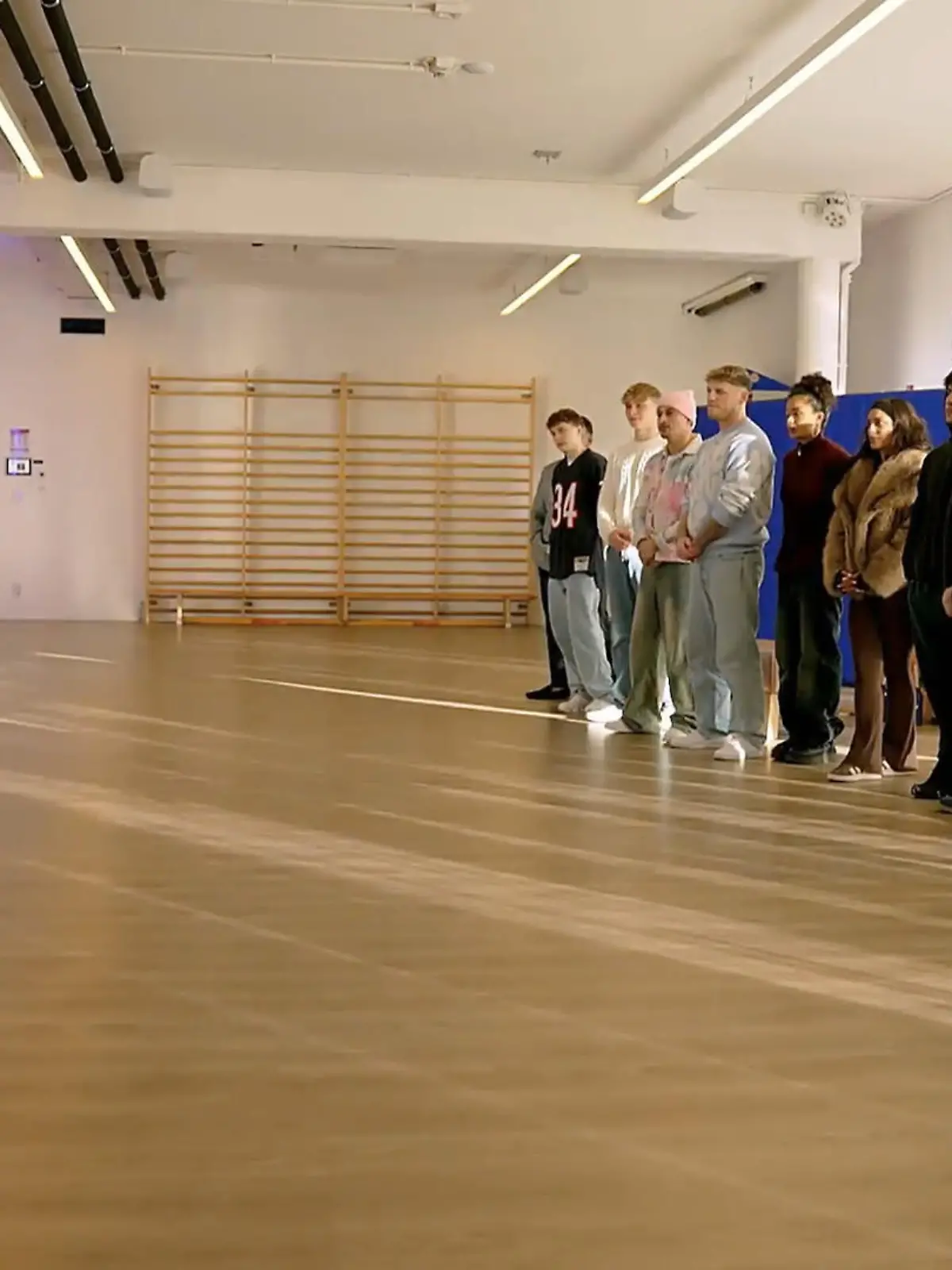 Bild zu: "Vor dem Auftritt müssen die Top 15 noch zu den Vocal- und Performance-Coaches"