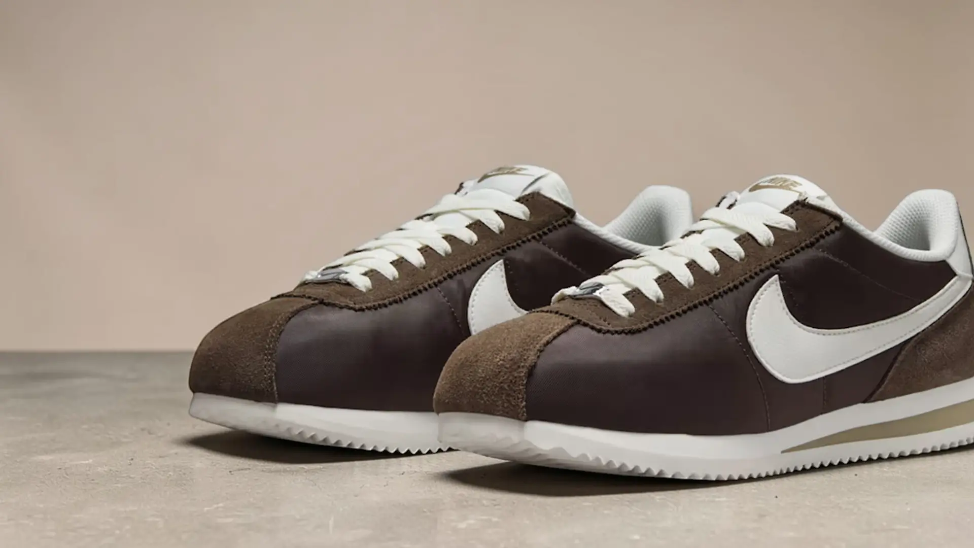 Nike Cortez Retro-Laufschuhe vor neutralem Hintergrund.