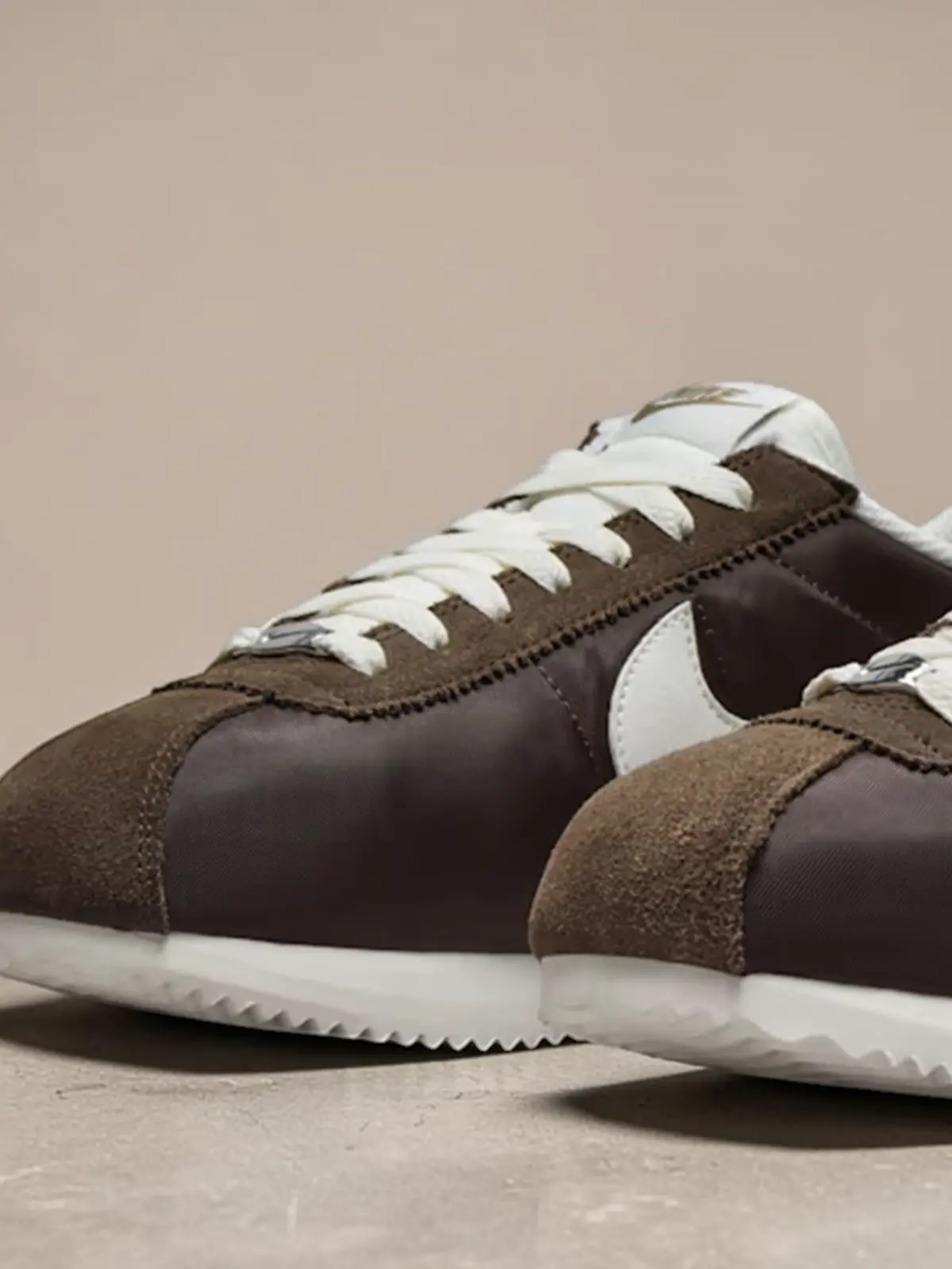 Nike Cortez Retro-Laufschuhe vor neutralem Hintergrund.