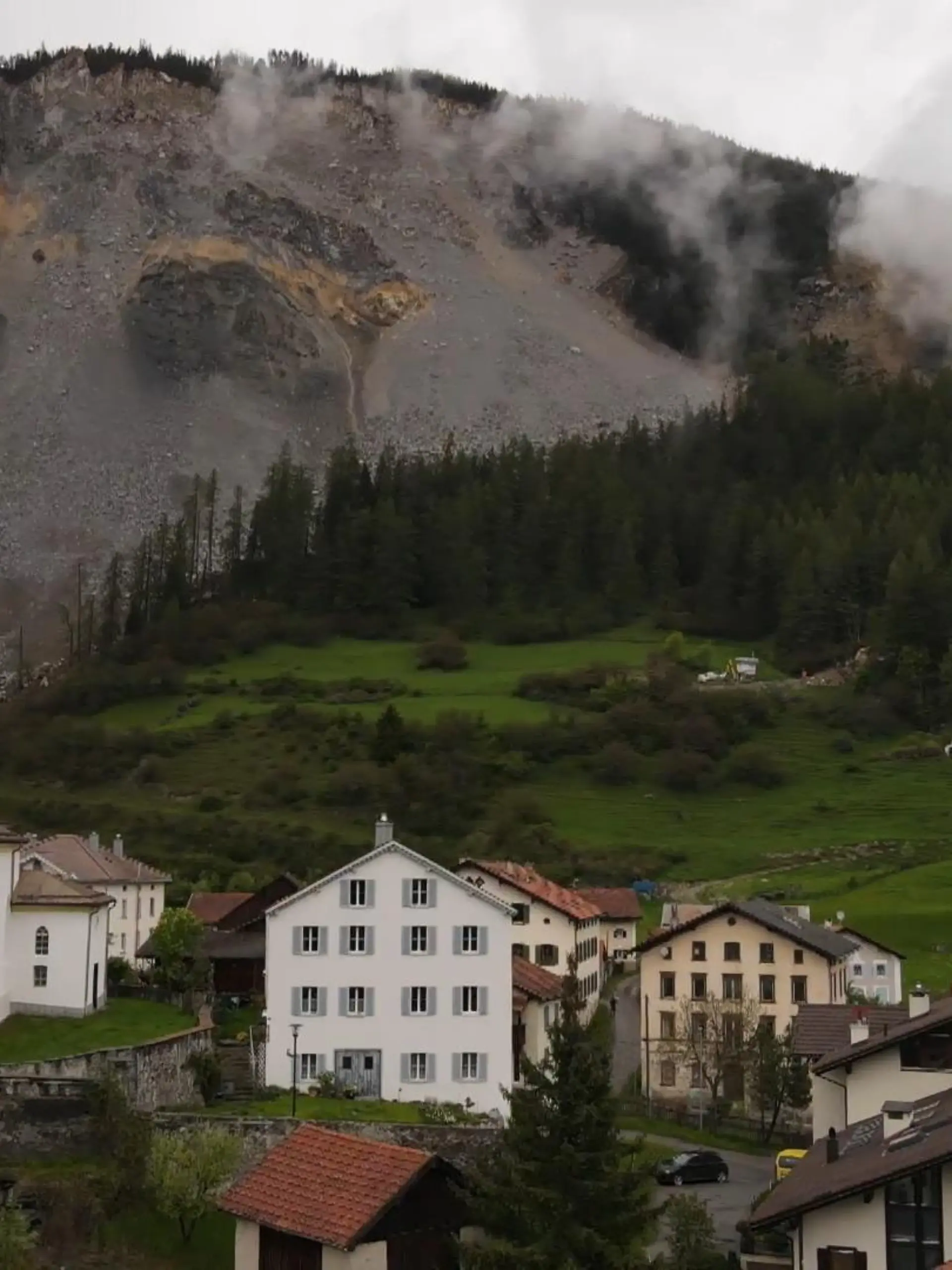 Die Postkarten-Idylle täuscht: Denn im schweizerischen Bergdorf Brienz darf sich seit gut einer Stunde keiner mehr aufhalten. Freitag Punkt 18 Uhr ist ein Ultimatum zur Räumung abgelaufen. Grund ist der graue Felshang. Seit Jahren rumpelt es schon am sogenannten "Brienzer Rutsch". Jetzt aber drohen gewaltige Felsmassen auf einen Schlag herabzustürzen. Ob die Dorfbewohner je wieder zurückkommen können ist unklar.