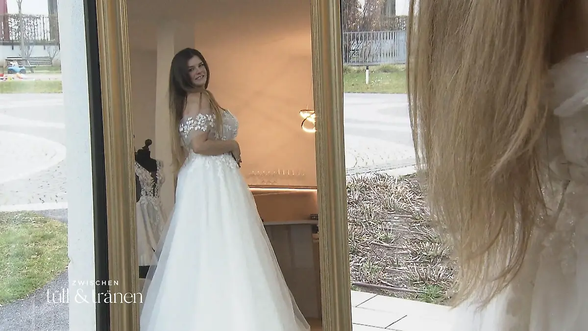 Modern Princess oder cleanes Fit and Flare – wofür entscheidet sich Justine? Welche Richtung gewinnt?