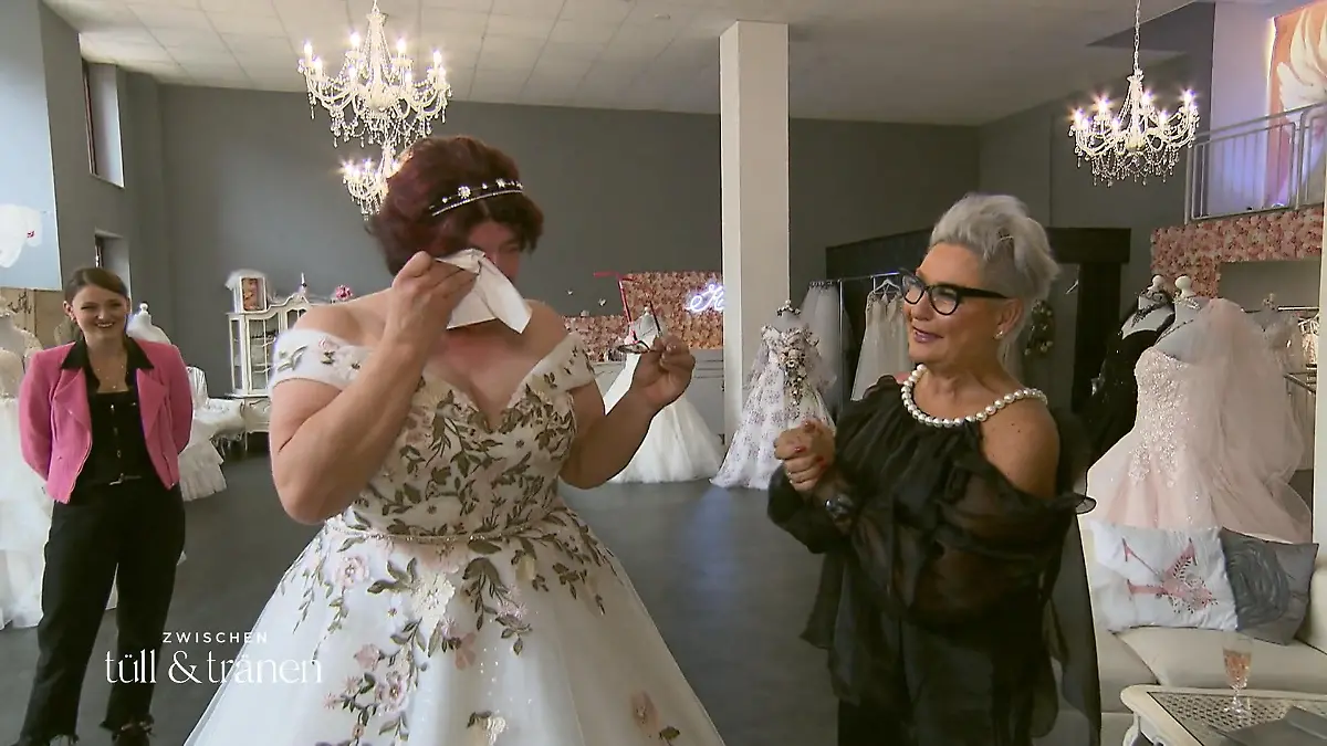 Kann Antje Tanjas besondere Wünsche wirklich auf den Punkt treffen? Kleid mit Zisch