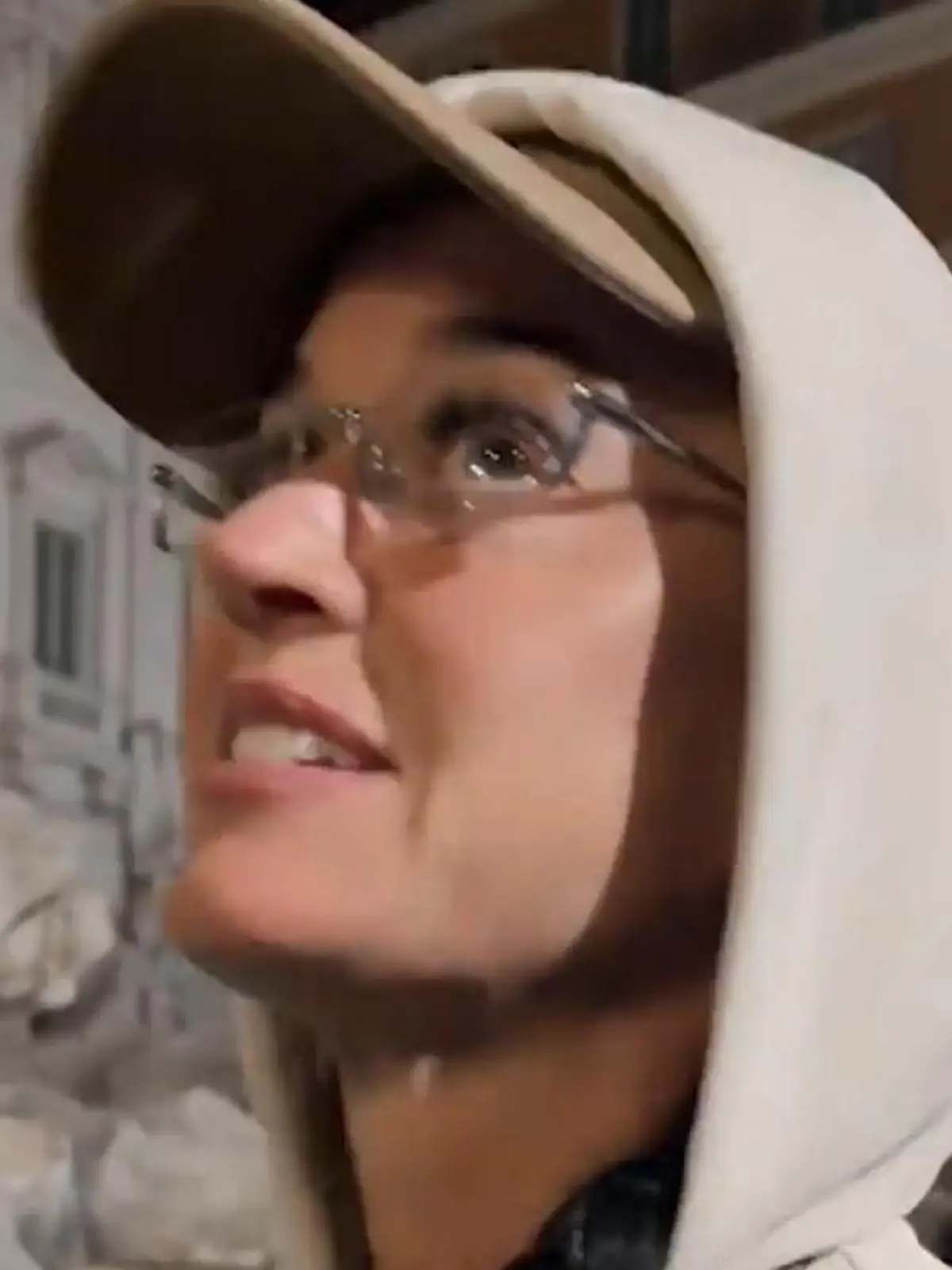 Bild zu: "Für extra viel Glück? Katy Perry wirft ihre Kreditkarte in den Trevi-Brunnen"