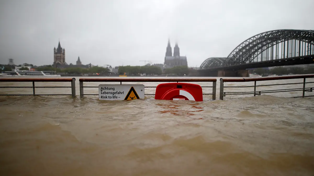 Anhaltende Regenfälle durch Tief Bernd haben in Köln und Umland zu Hochwasser, steigendem Rheinpegel und überfluteten Straßen, Kellern und Fahrbahnen geführt. Am Rheinboulevard überspülte das Wasser die Stufen. Feuerwehr und THW waren im Dauereinsatz. Der Deutsche Wetterdienst hatte zuvor vor extremen Dauerregen gewarnt. Köln 14.07.2021 *** Continuous rainfall caused by low Bernd led to high water in Cologne and the surrounding area, rising Rhine levels and flooded streets, cellars and roadways On the Rhine boulevard, the water overflowed the steps Fire brigade and THW were in constant use The German Weather Service had previously warned of extreme continuous rain Cologne 14 07 2021 Foto:xC.xHardtx/xFuturexImage