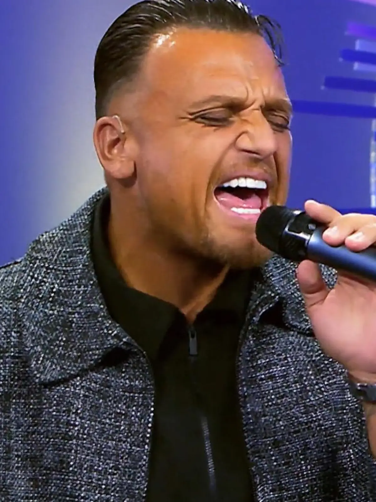 Bild zu: "Sensations-Comeback! Plötzlich steht DSDS-Legende Menowin Fröhlich wieder am Mikrofon"