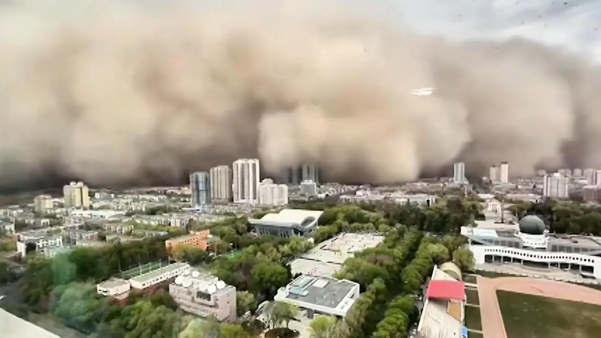 Mega-Sandsturm verschluckt komplette Großstadt – sechs Stunden Finsternis! Einwohner dürfen Wohnungen nicht verlassen