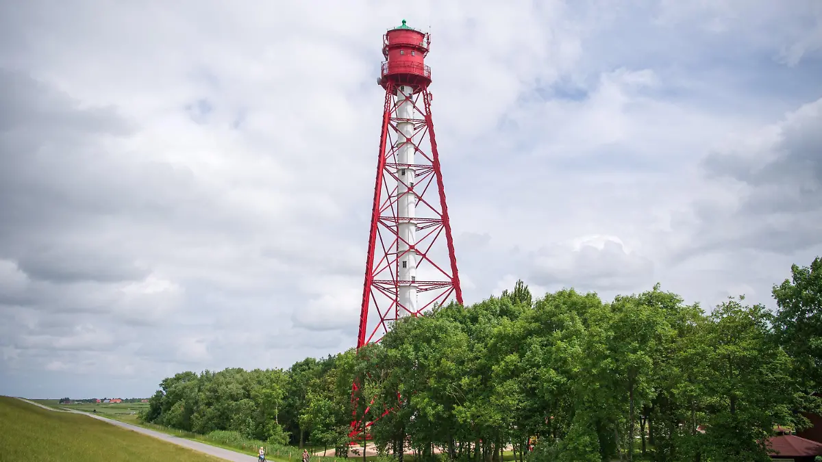 22.06.2021, Niedersachsen, Campen: Der Campener Leuchtturm an der Ostfriesischen Küste. Deutschlands höchster Leuchtturm in Campen in Ostfriesland ist nach fast einem Jahr Generalüberholung wieder für Besucherinnen und Besucher geöffnet. Foto: Sina Schuldt/dpa +++ dpa-Bildfunk +++