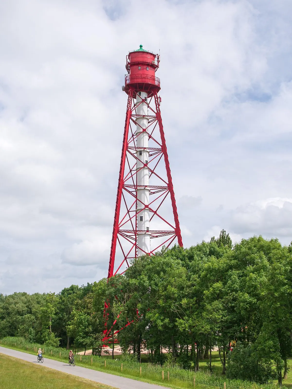 22.06.2021, Niedersachsen, Campen: Der Campener Leuchtturm an der Ostfriesischen Küste. Deutschlands höchster Leuchtturm in Campen in Ostfriesland ist nach fast einem Jahr Generalüberholung wieder für Besucherinnen und Besucher geöffnet. Foto: Sina Schuldt/dpa +++ dpa-Bildfunk +++