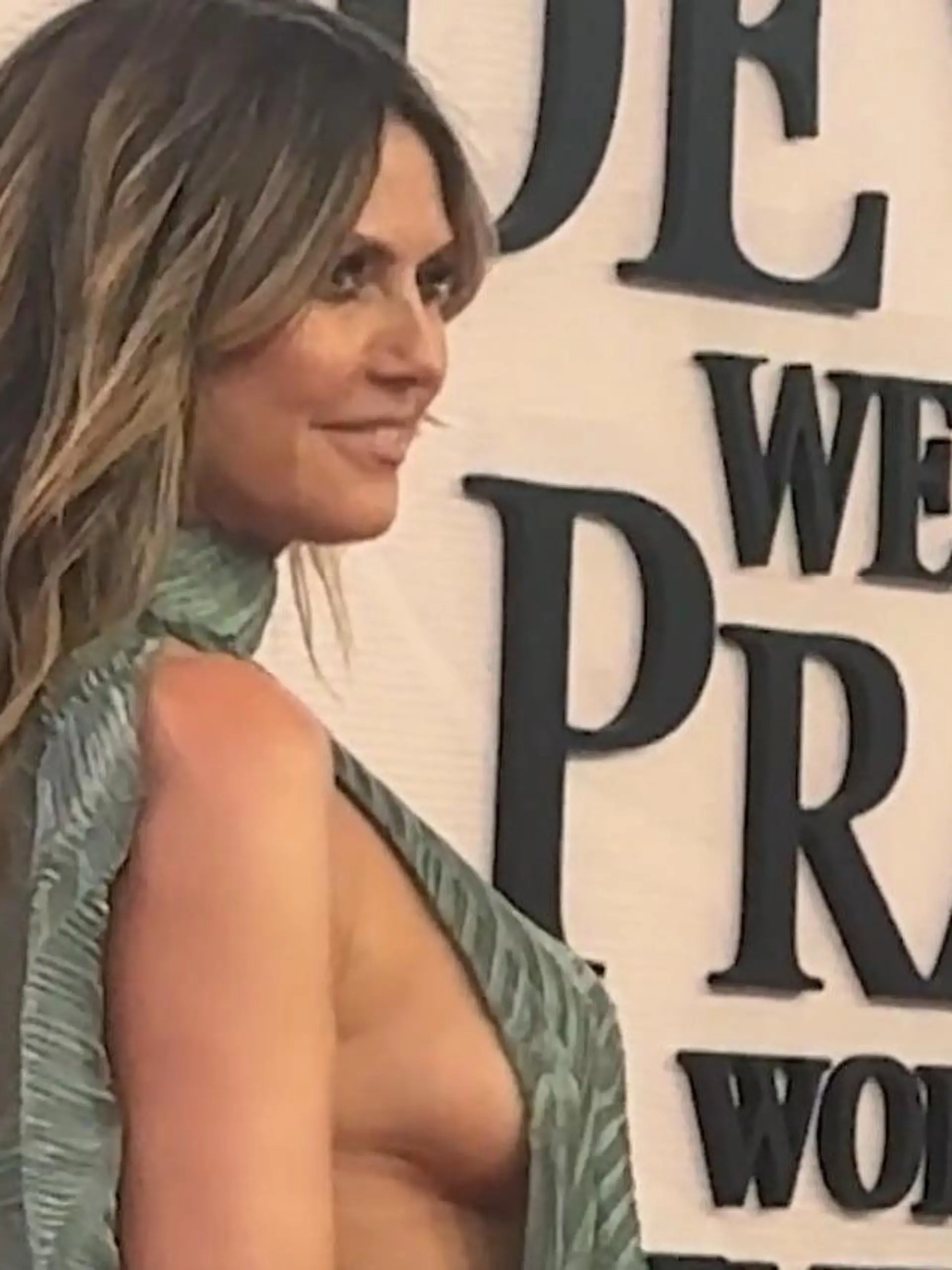 Bild zu: "Sexy Busen-Blitzer! Heidi Klum schreitet über roten Teppich – ohne BH"