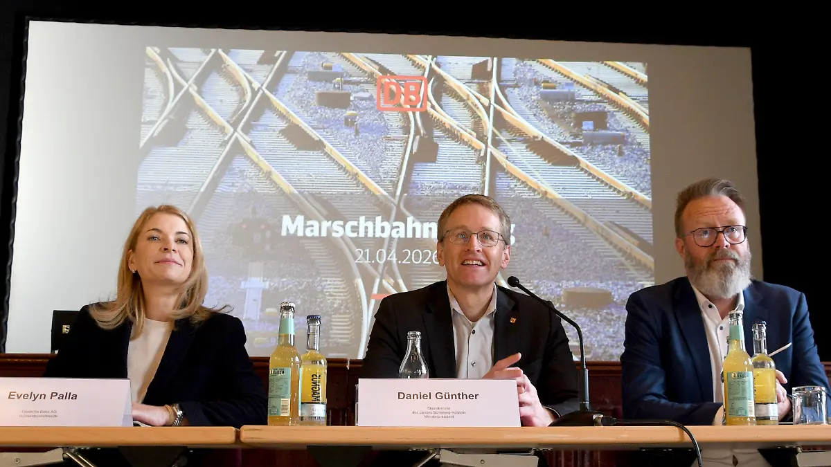 Evelyn Palla, Vorstandsvorsitzende der Deutschen Bahn, Schleswig-Holsteins Ministerpräsident Daniel Günther (CDU) und Schleswig-Holsteins Verkehrsminister Claus Ruhe Madsen (CDU) vor Beginn des Marschbahn-Dialogs im Alten Kursaal auf Sylt