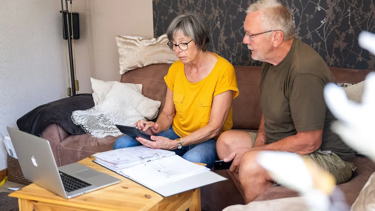 Wissen Sie in etwa, welchen Finanzbedarf Sie Monat für Monat haben? Wenn nicht, sollten Sie vor Eintritt in den Ruhestand schon mal beginnen, ein Haushaltsbuch zu führen.