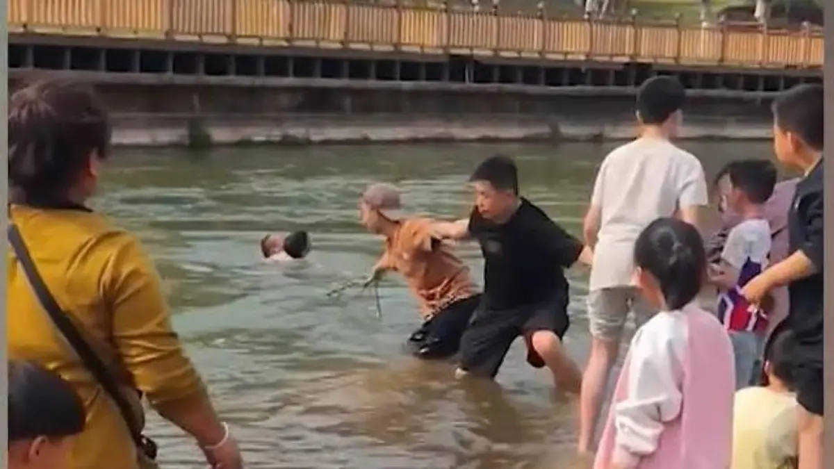 Junge von Strömung mitgerissen – Rentner springt hinterher! Badetag wird zum Albtraum