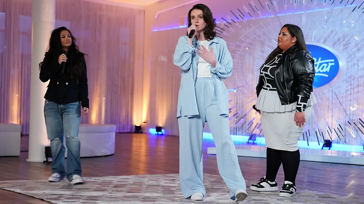 Constance Dizendorf (M.), Kadischa Weiss (r.) und Valentina Wagner performen in der Talent Academy, dem zweiten Set des Recalls in Rust.