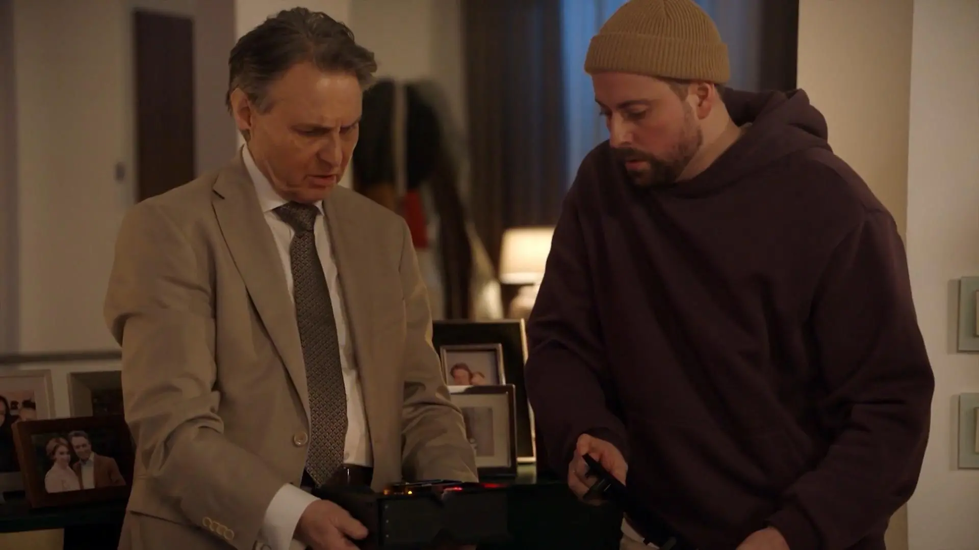 Jo und John können nicht glauben, was sie da sehen. Jemand hat eine Bombe ins Townhouse geschleust.
