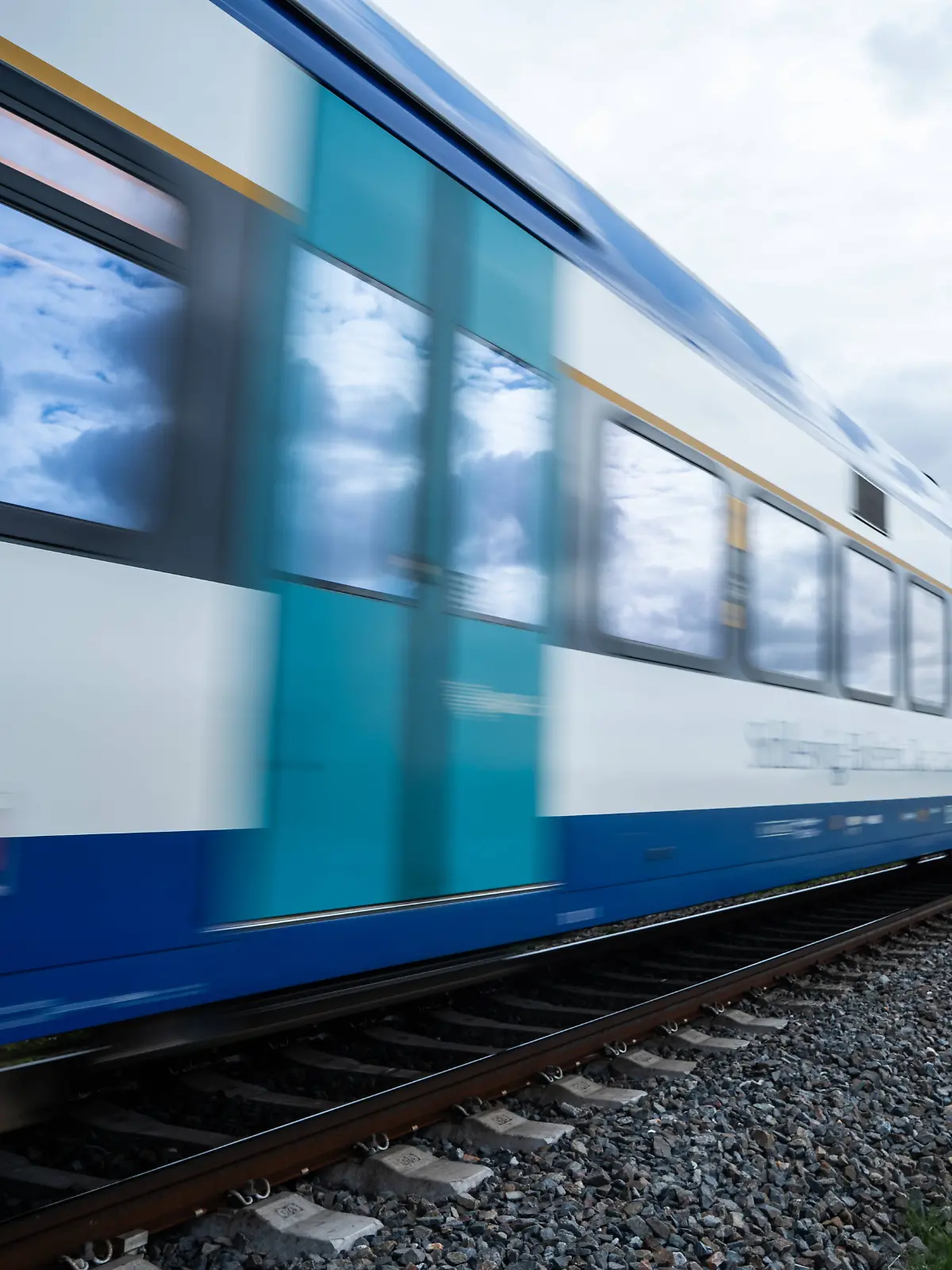 Regionalexpress RE6 zwischen auf der Strecke zwischen den Endbahnhöfen Westerland und Hamburg-AltonaBahnstrecke der Marschbahn auf der Nordseeinsel Sylt am Bahnübergang BÜ 155 Raitkoog nahe dem Ort Achsum Zug auf dem Abschnitt zwischen den Orten Westerland und Niebüll kurz vor dem Hindenburgdamm, Sylt Schleswig-Holstein Deutschland Achsum *** Regional express RE6 between on the route between the terminus stations Westerland and Hamburg Altona Railway line of the Marschbahn on the North Sea island of Sylt at level crossing BÜ 155 Raitkoog near the village of Achsum Train on the section between the villages of Westerland and Niebüll shortly before Hindenburgdamm, Sylt Schleswig Holstein Germany Achsum