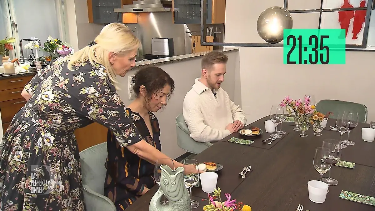 Jutta serviert ihr Dessert