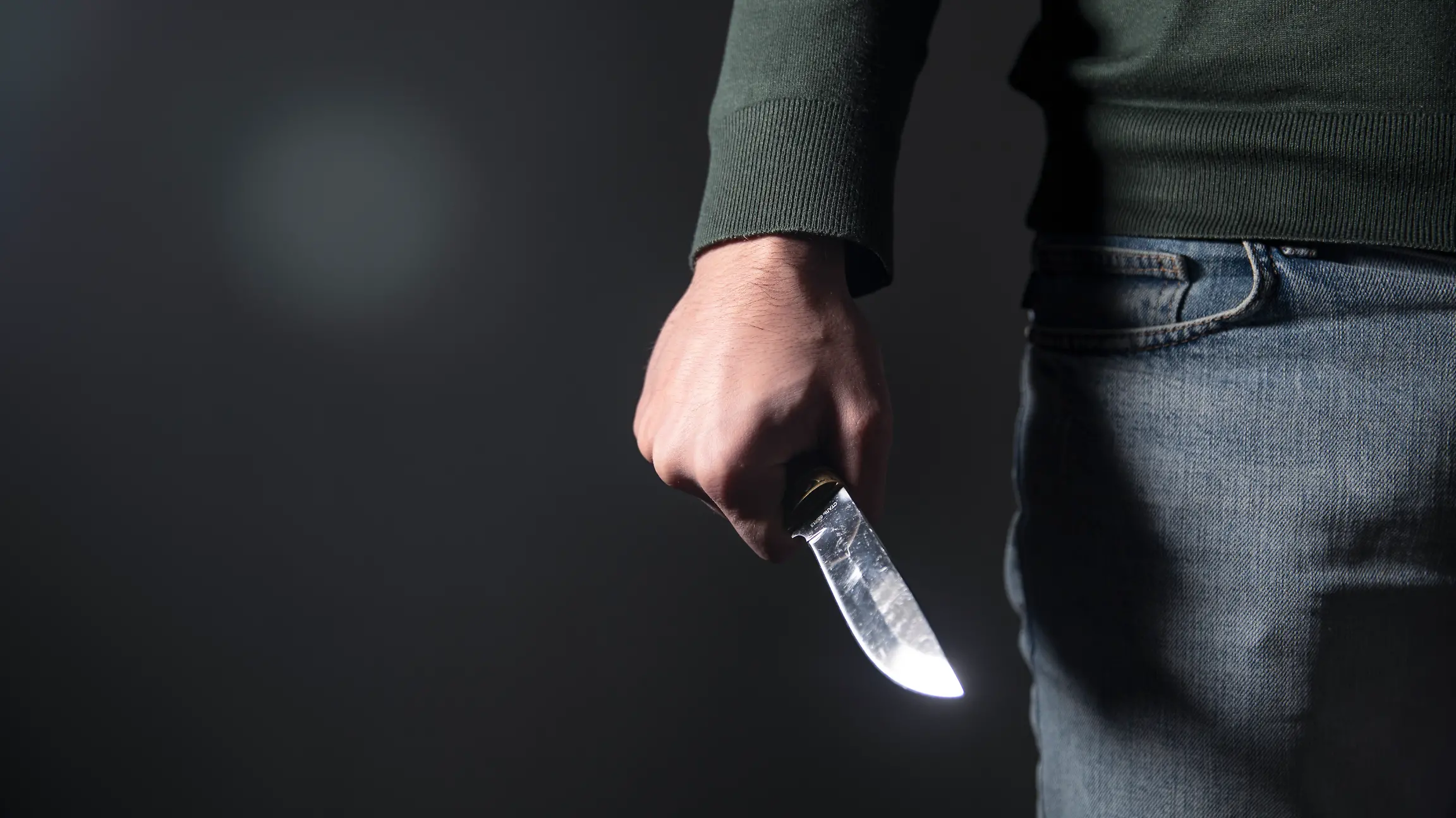 Bei einem Messerangriff ist eine junge Mitarbeiterin schwer verletzt worden. (Symbolbild)