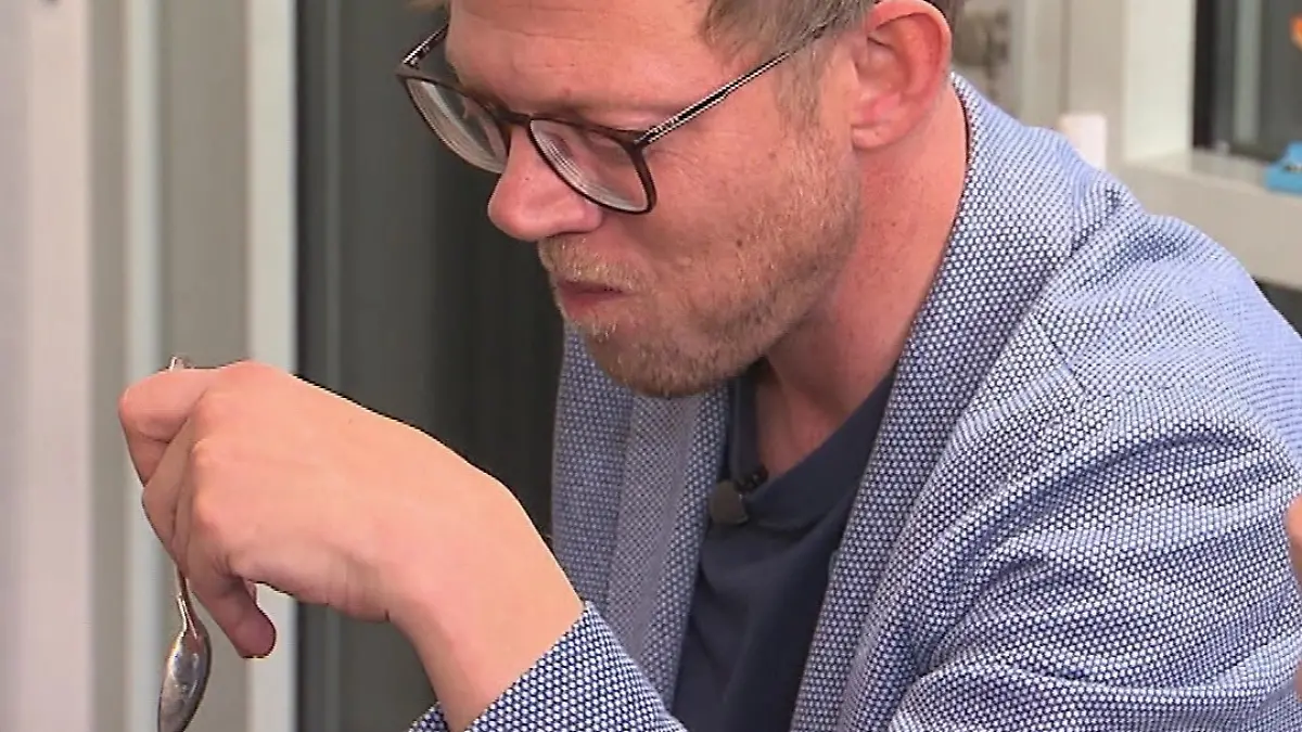 Mark schaut gequält auf seinen Teller.