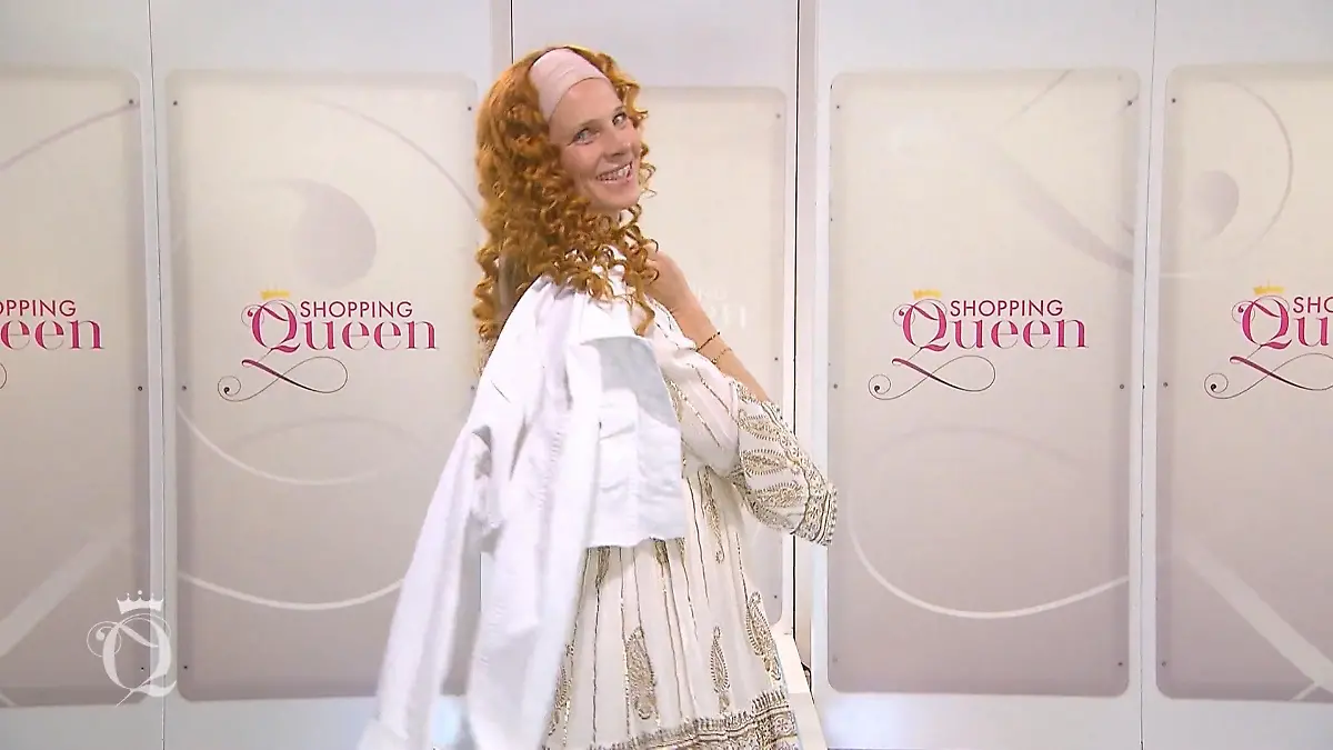 Julia auf dem Laufsteg, schaut lächelnd über die Schulter.