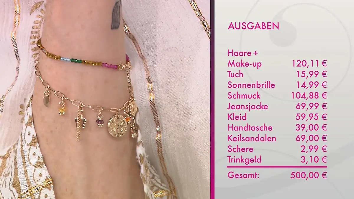 Detailansicht Handgelenk mit Goldschmuck mit bunten Glasperlen