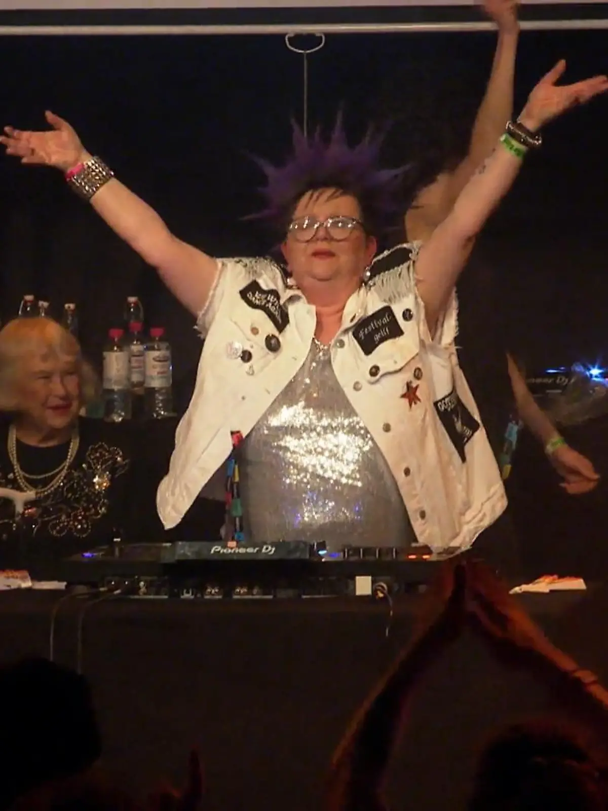 Bild zu: "Omis am DJ-Pult"