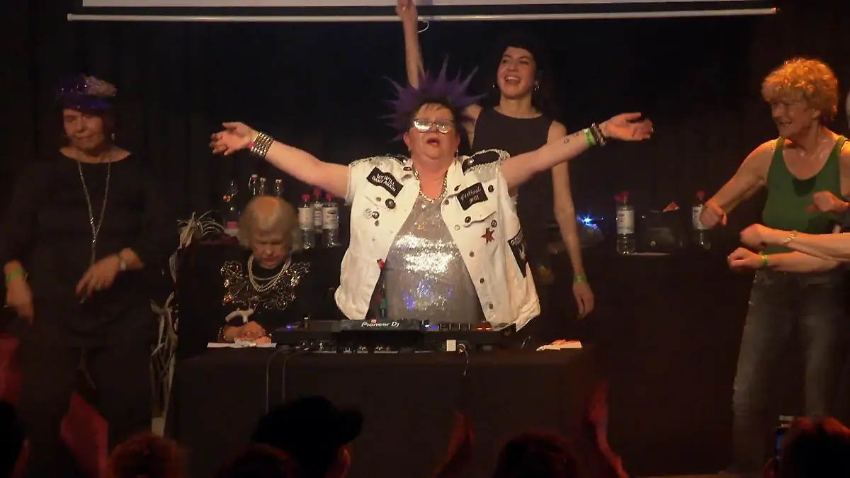 Omis am DJ-Pult Kollektiv für Ü60-Jährige