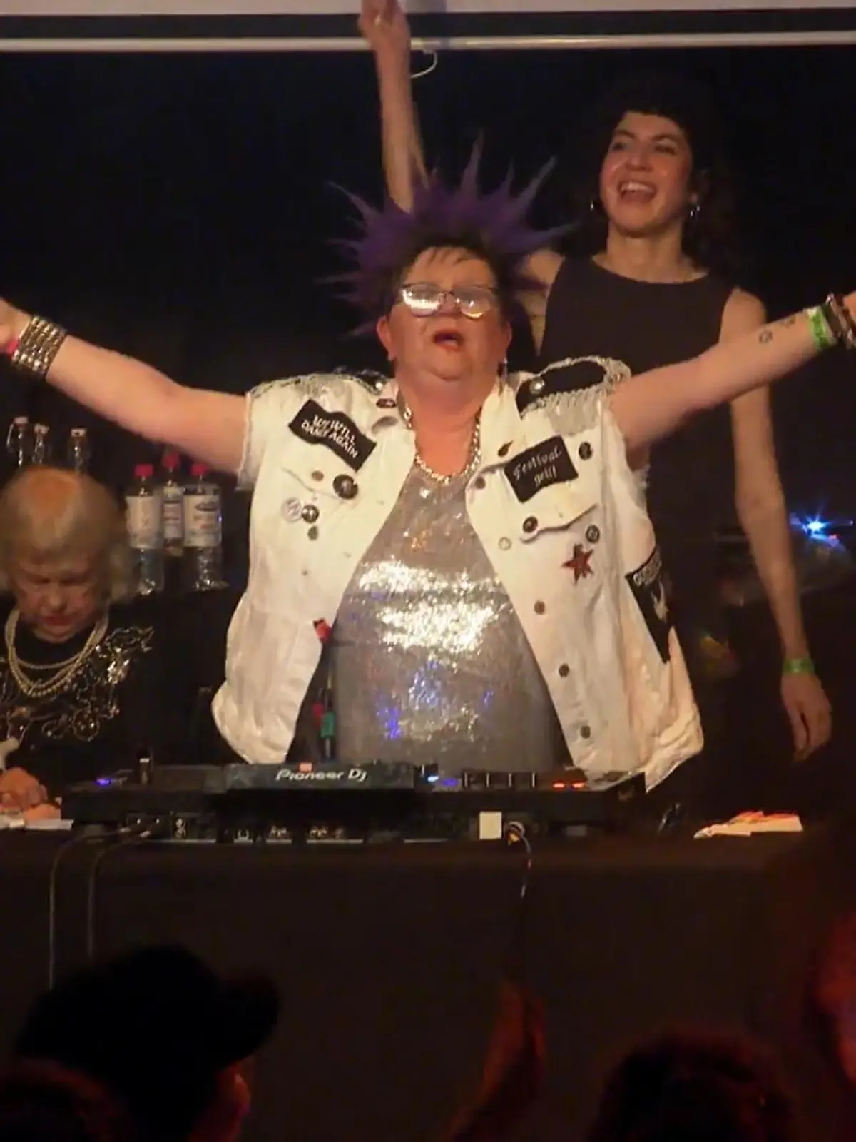 Bild zu: "Omis am DJ-Pult"