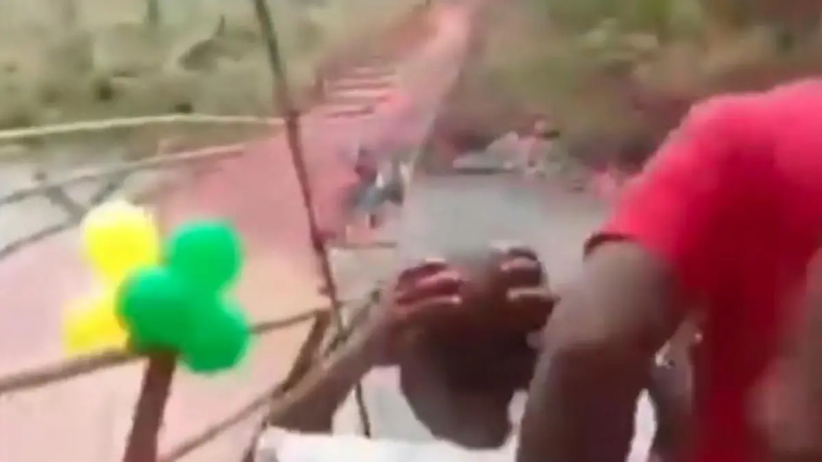 Neue Brücke stürzt bei Eröffnung ein – während Menschen schon drauf sind! Bauprojekt endet im Chaos