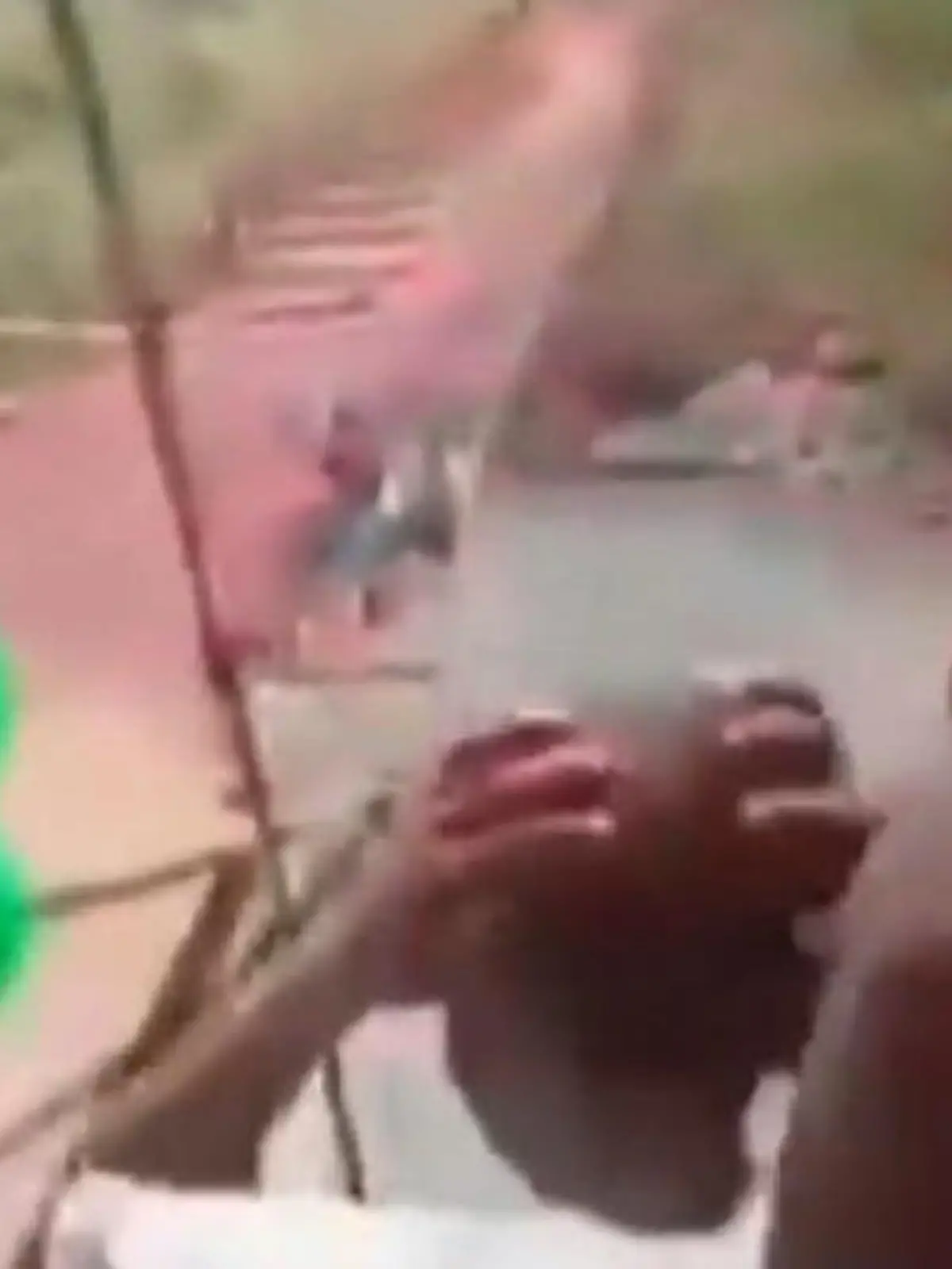 Bild zu: "Neue Brücke stürzt bei Eröffnung ein – während Menschen schon drauf sind!"