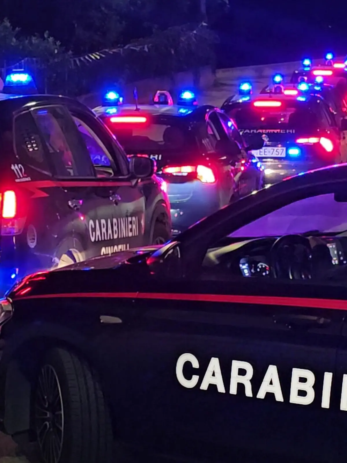 HANDOUT - Fahrzeuge der italienschen Polizei bei einer Razzia gegen Maffia-Clans. Mit zwei großangelegten Razzien ist die italienische Polizei am Mittwoch gegen Mafia-Clans und internationalen Drogenhandel vorgegangen. +++ dpa-Bildfunk +++