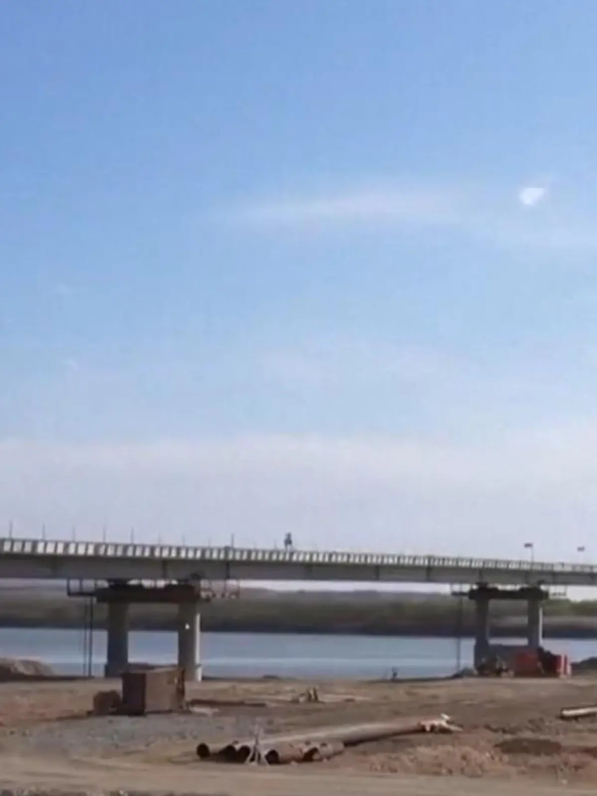 Bild zu: "Brisantes Projekt enthüllt! Erste Straßenbrücke verbindet DIESE beiden Länder"