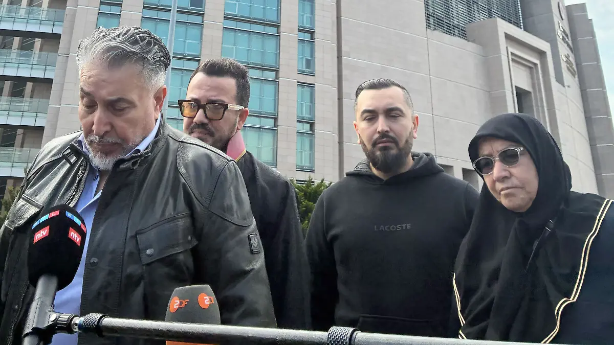 Die Hinterbliebenen der in Istanbul verstorbenen Familie aus Hamburg, Mutter Cemile Yilmaz (r), Vater Yilmaz Böcek (l) und Bruder Mustafa Böcek (2.v.r.) kommen mit Anwalt Yasar Balci zum Prozess um den Tod einer vierköpfigen Familie. Yilmaz' Sohn hatte für seine Frau und die beiden Kinder einen Urlaub in der türkischen Metropole organisiert. Alle vier starben an einer Vergiftung durch ein im Hotel verwendetes Insektizid.