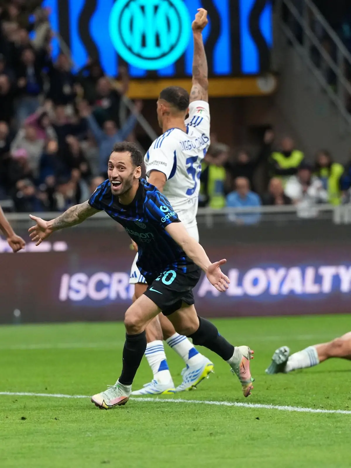 Bild zu: "Como verpasst Pokal-Coup: Inter nach wildem Spiel im Finale"