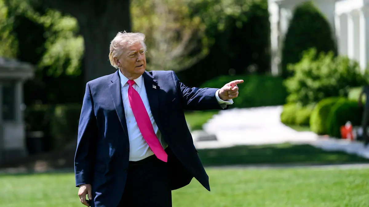 April 20, 2026, Washington, Dc, United States of America: U.S President Donald Trump, gestures to the media pool before boarding Marine One on the South Lawn of the White House, April 16, 2026 in Washington, D.C. Trump departed to Joint Base Andrews then on to Las Vegas. (Credit Image: Â© Molly Riley/White House/Planet Pix via ZUMA Press Wire